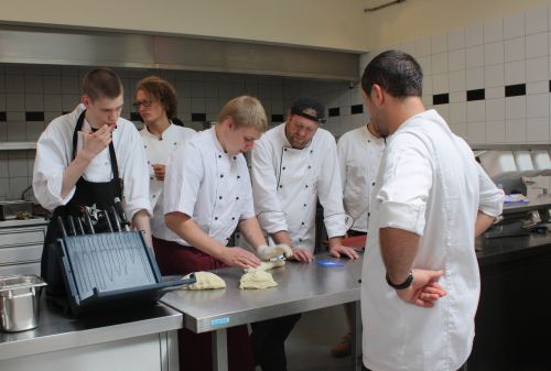 „Wir lernen hier das, was unseren Kochberuf spannend macht und uns weiterbringt: Im Team arbeiten und netzwerken mit Kollegen aus anderen Betrieben“, erklärt Mareike Witte, Jugendwartin vom Köcheclub, einen wichtigen Grund für die Seminar des Köcheclubs Münsterland.